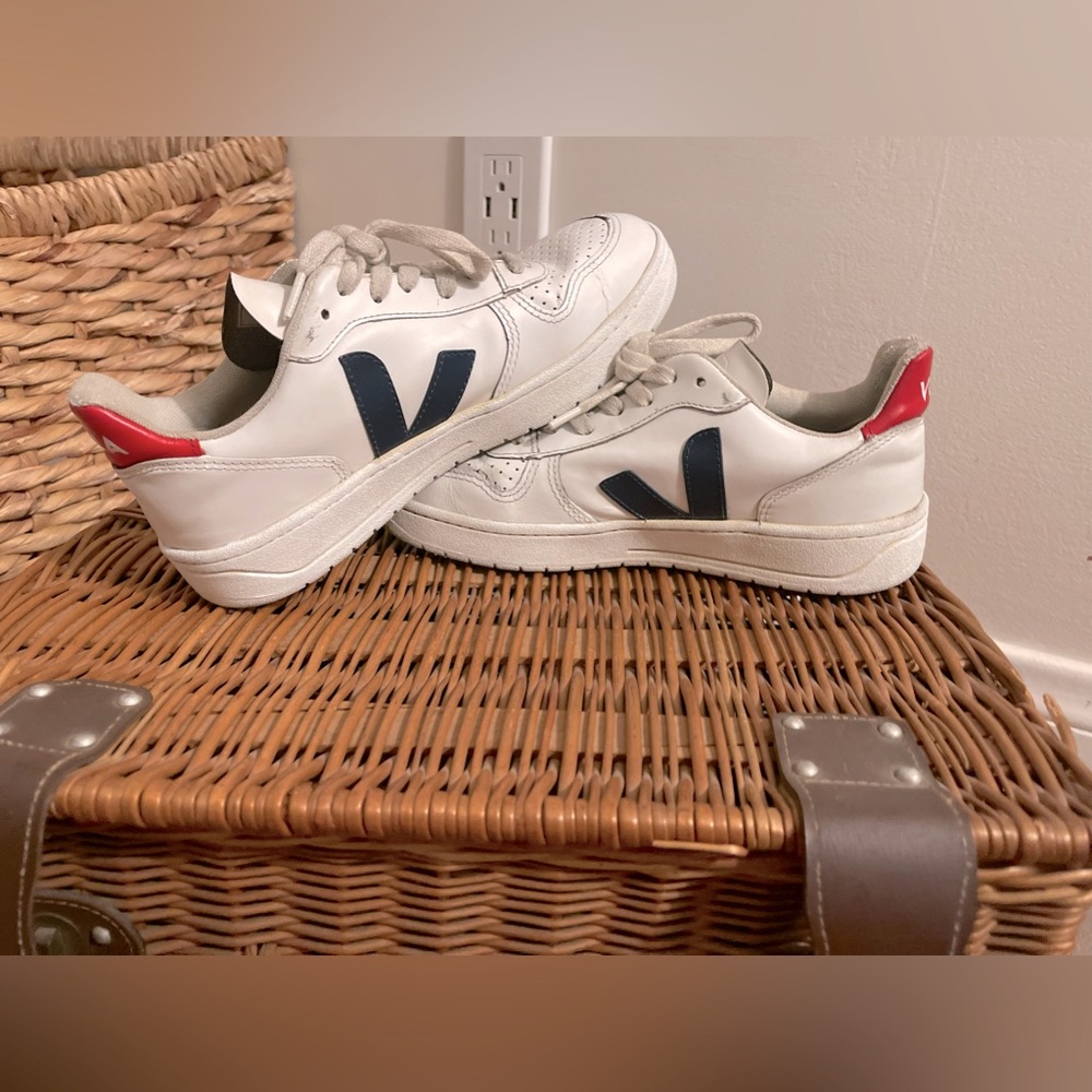 VEJA
V-10 - White / Blue / Red